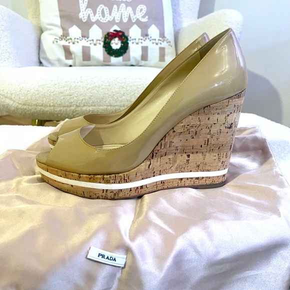 Classic and timeless beige patent leather Prada wedge cork heels - Picture 3 of 13